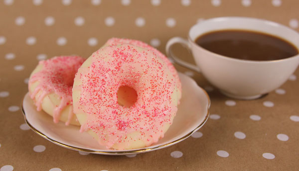 Strawberry & Vanilla Doughnuts Melt & Pour