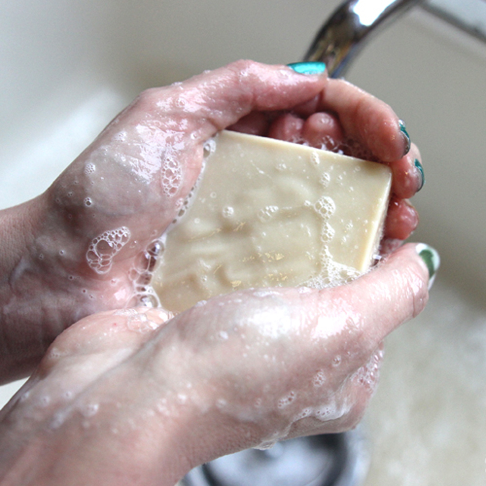 Мытье без мыла. Хозяйственное мыло в руке. Умываться мылом. Мыло для умывания. Умывание хоз мылом.